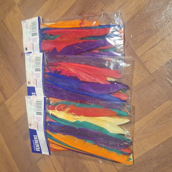 Colored feathers3 packs of colored feathers - Picture 2 of 2